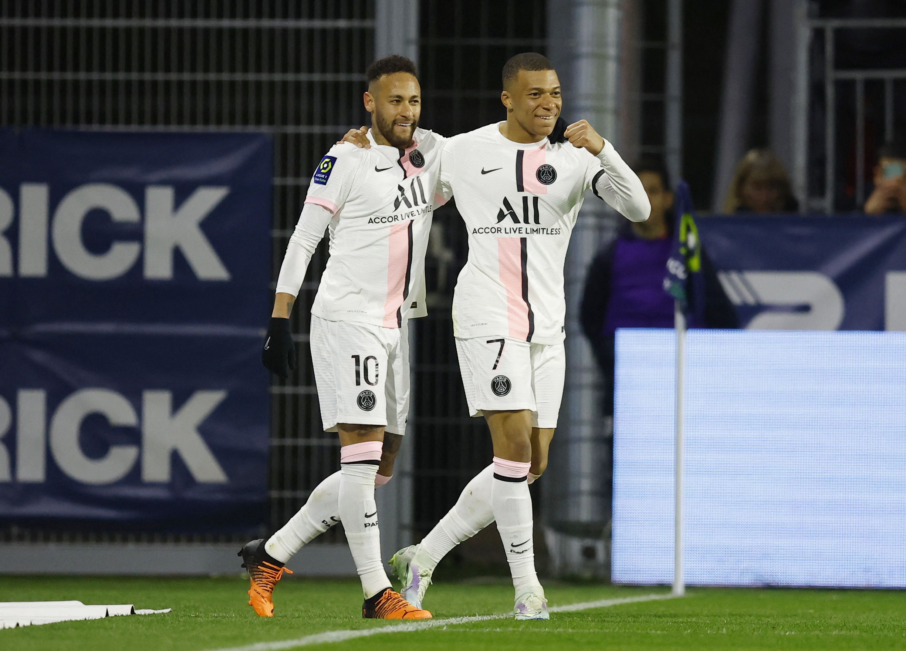 Mbappe dan Neymar Hattrick, PSG Menang Besar atas Clermont
